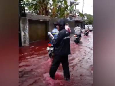  "KRVAVA RIJEKA" U INDONEZIJI: Nezapamćen prizor na ulicama, građani u šoku nakon poplave! (VIDEO) 