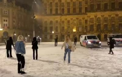  OGROMNA "TUČA" POLICIJE I GRAĐANA, GRUDVALI SE USRED GRADA: Neki se oduševili, drugi ih zbog ovoga osudili! (VIDEO) 
