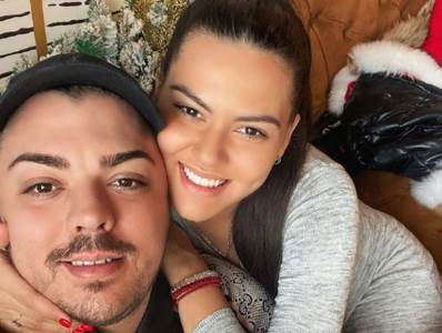  ROĐENDANSKI POKLON PRE VREMENA: Pevač i njegova supruga iznenadili slikom - trudnički stomak joj je  