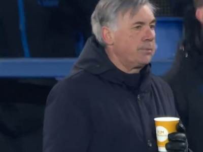  KARLO, ŠMEKERČINO STARA! NA TERENU PUCA, ON HLADAN KAO ŠPRICER: Niko nije faca kao Anćeloti dok njegov tim rešava meč! 