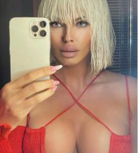  IZBACILA SILIKONE I POKAZALA NOVU FRIZURU: Jelena Karleuša promenila imidž! Za 3 minuta prikupila 5.000 lajkova! (FOTO) 