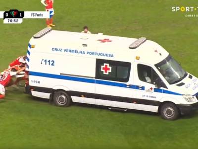  HIT VIDEO, AMBULANTNA KOLA NAPRAVILA TOTALNU POMETNJU: Ušli da pomognu povređenom igraču, pa zapeli u blatu! 