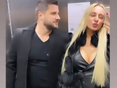  TRUDNA LUNA I MARKO U PROVODU, NIJE IH BRIGA ZA KORONU: Utegla se u kožni minić i izbacila grudi! (F 