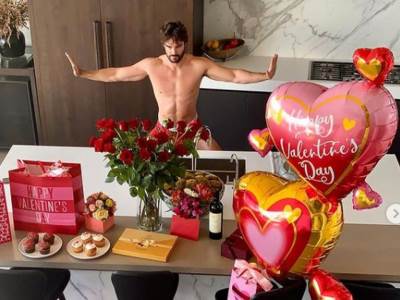   Gomila cveća i zgodni dečko koji golišav đuska dok kuva čaj - prava je srećnica! (FOTO) 