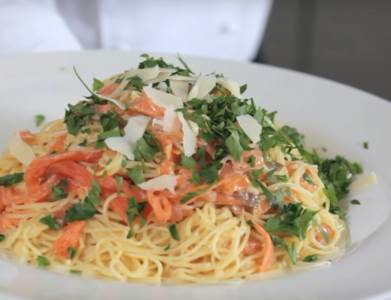  RUČAK GOTOV ZA MANJE OD 20 MINUTA: Špageti karbonara s lososom, kao iz "fensi" restorana! 