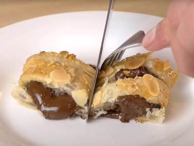  HIT KOLAČ OD SAMO 4 SASTOJKA: Krckav spolja, a kada ga zasečete curi čokolada - ne treba vam ni miks 