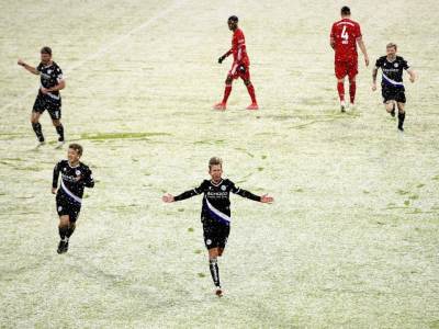  FUDBAL NA SNEGU, CRVENA LOPTA I MNOGO GOLOVA! PA KO TO NE VOLI? Uživajte u slikama LUDOG meča šampio 