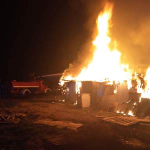  U POŽARU KOD KOMBINATA ALUMIJUMA IZGORELI MONTAŽNI OBJEKAT I AUTOMOBIL 