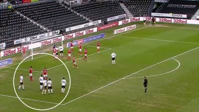  HIT! VEJN RUNI IZMISLIO NAJLUĐI KORNER IKADA: Svi u čudu - zbunili su rivala i dali gol! (VIDEO) 