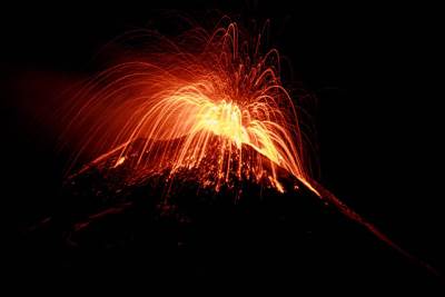  PRORADILA ETNA! Velike količine lave šikljaju u nebo, pepeo pada po obližnjem selu (FOTO, VIDEO) 