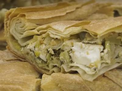  GRČKA PITA S PRAZILUKOM I FETOM: Recept koji će vam postati omiljeni, ukusna je i sutradan a lako se 