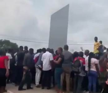  LJUDIMA "MUKA" OD MISTERIOZNIH MONOLITA: Najnoviji izazvao bes u Kongu, pa završio u plamenu! (FOTO, VIDEO) 