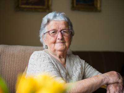  PORUKA JEDNE BAKE RASPLAKALA SVET: Devojke pravile žurku, pa se izvinile zbog buke, a o njenim rečim 