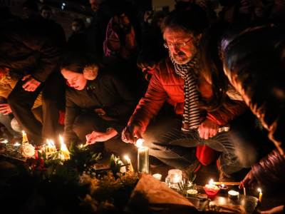 PLAČU I PJEVAJU ĐOLETOVU NAJTUŽNIJU PJESMU: STOTINE Novosađana se oprašta od Balaševića (VIDEO) 