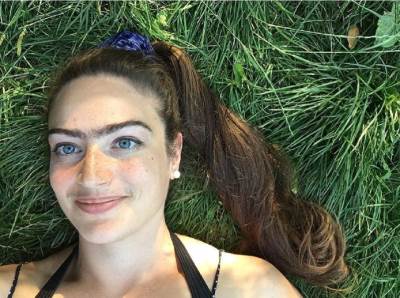  PUSTILA JE OBRVE I BRKOVE, A RAZLOG JE IZNENAĐUJUĆ: Prvo mi je bilo neprijatno, a sad imam samopouzd 