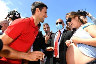  NOVAK SE POTPISAO TRUDNICI NA STOMAK: Prošetao bos plažom i prekinuo venčanje!  