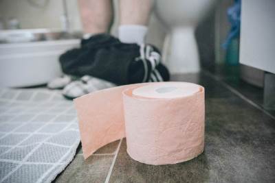  covek na wc-u i toalet papir na podu 