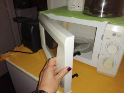  DA LI ZNATE ZAŠTO SE MIKROTALASNA OTVARA ISKLJUČIVO NA LEVU STRANU? Razlog je vrlo logičan, 