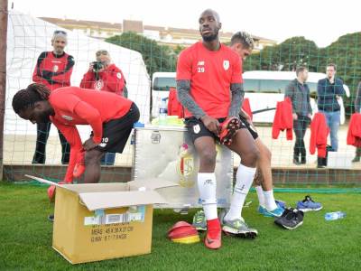  STIGAO NA "KOSOVO" I POCEPAO UGOVOR POSLE 10 SEKUNDI: Bivšem igraču Lacija pokazali svlačionice, on pobegao! 