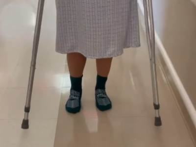  PONOVO UČIM DA HODAM, I NE IDE MI BAŠ DOBRO: Slavna glumica (55) zabrinula sve - šta joj se dogodilo?! (VIDEO) 
