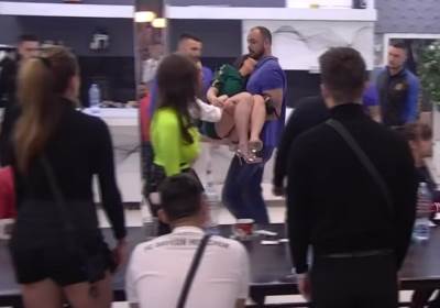  ONESVESTILA SE TOKOM PITANJA GLEDALACA: Učesnici Zadruge pozlilo u emisiji, izneli je iz kuće! (VIDEO) 