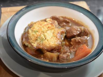  NAJUKUSNIJI RUČAK ZA HLADNE DANE: Pikantni gulaš s domaćim knedlicama, bićete zapanjeni koliko se jednostavno pravi! 