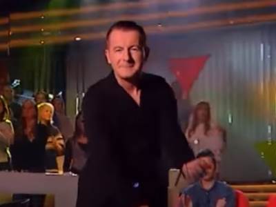  POZNATI DOMAĆI PEVAČ VEĆ 25 GODINA ŽIVI U KOLIBI: Napustio scenu, uzgaja beli luk i roštilja uz rakiju! 