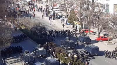  HAOS NA ULICAMA SKOPLJA: Albanci protestuju zbog doživotne robije za petostruke ubice - policija ih  