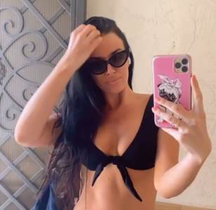  SKINULA SE U GAĆICE, PA PODIGLA MAJICU: Hrvatska navijačica vrelim kadrovima raspametila, a kad se o 