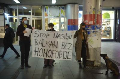  PROTEST ISPRED AMBASADE CRNE GORE U BEOGRADU ZBOG NAPADA NA LGBT+ OSOBU 
