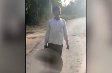  UZNEMIRUJUĆI SNIMAK! ODRUBIO ĆERKI GLAVU PA SE S NJOM ŠETAO PO SELU: Monstruozan čin pravdao najglupljim razlogom 