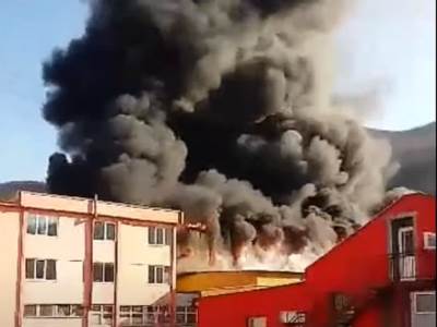  PUKTI POŽAR KOD SARAJEVA: Vatra progutala fabričke hale tekstilne kompanije 