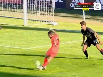  AU! KAKVA GOLČINA U DRUGOJ LIGI: Probao najteži šut u fudbalu, pa pogodio za špice! (VIDEO) 