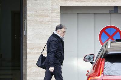 Branislav Lečić jutros sa naočarima i torbom izašao iz stana danijela stajnfeld 