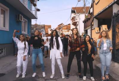  RODILA SAM DIJETE SA 17, ALI VI NEMOJTE: Sve više mladih Romkinja želi da se školuje 