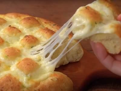  DOMAĆI HLEB SA SIROM KOJI JE RASPAMETIO PLANETU: Recept ima 3 miliona pregleda a mogu da ga spreme i potpuni početnici! 