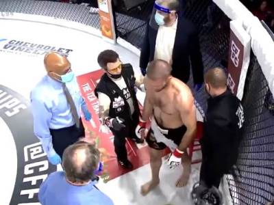  UZNEMIRUJUĆE! STRAŠNA SCENA - MMA BORAC OSTAO BEZ PRSTA 