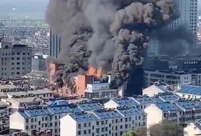  GORI KINESKI TRŽNI CENTAR: Najmanje četiri žrtve, spasavaju se povređeni! (VIDEO) 