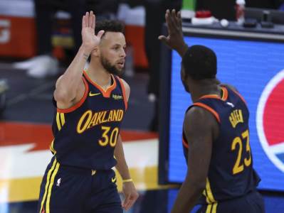  stef kari POGAĐAO TROJKE PREKO RUKE SA 10 METARA: Saigrači nisu mogli da vjeruju, kompletna hala  