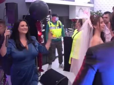  TRAŽIO JE DA STANEMO PORED NJEGOVOG STOLA I PEVAMO, A ONDA JE POČEO DA BIJE ĆERKU: Jana saban saulic 