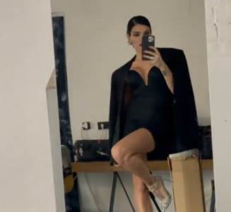  DUBOKI DEKOLTE I ULTRA KRATKA HALJINA: Najzgodnija žena fudbalera PODIGLA NOGU i zapalila mreže 