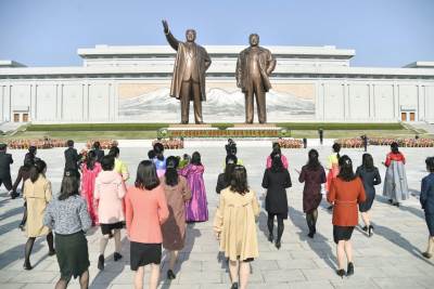  gradjani sjeverne koreje plesali sa maskama na dan sunca najvazniji drzavni praznik 