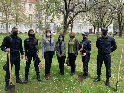  policajci posadili stabla na nekoliko lokacija 