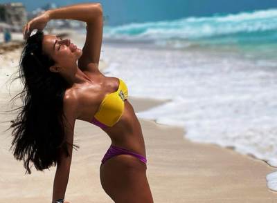  VRELE POZE NA LETOVANJU OD 15.000 EVRA: Anastasija Ražnatović zapalila mreže - u malenom bikiniju  