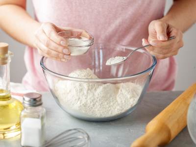  PROVERITE DA LI SODA BIKARBONA I PRAŠAK ZA PECIVO I DALJE "RADE":  