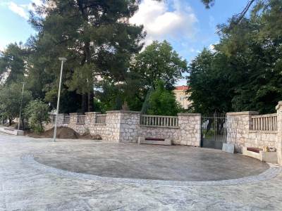  plato ispred gimnazije slobodan skerovic 