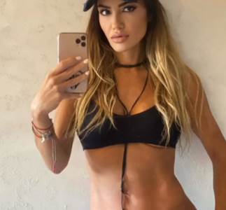  sindi pokazala seksi tijelo u donjem vesu 