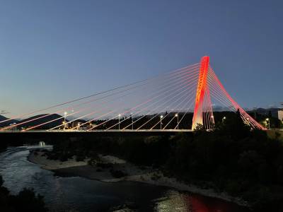  milenijum večeras ponovo u crvenoj boji 