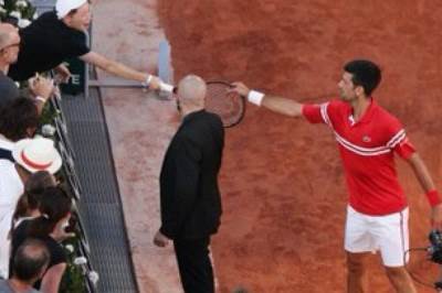  djokovic daje reket djecaku 
