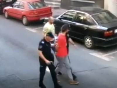  manijak izvadio polni organ pred konobaricom beograd 